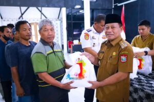 Wali Kota Tanjungbalai Waris Tholib Serahkan 100 Bingkisan Kepada Abang Becak