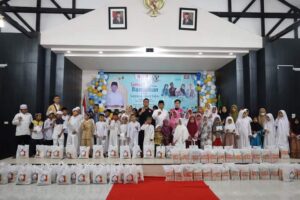 Ramadhan Ke-25 , Wali Kota Waris Serahkan Bingikisan Lebaran Kepada 300 Anak Yatim.