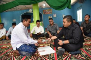 Bupati Dolly Bayar Zakat Fitrah Keluarga di Masjid Al-Hasanah Desa Muaratais III