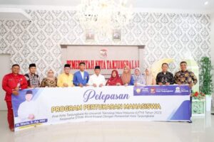 Wali Kota Waris Melepas 2 Mahasiswa Mengikuti Program Pertukaran Mahasiswa ke UITM Malaysia.