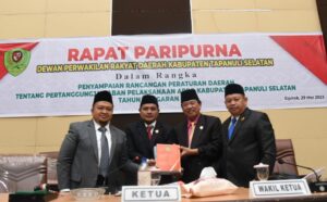 Bupati Tapsel Dolly Sampaikan Ranperda Pertanggungjawaban APBD 2022.