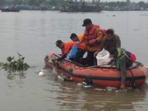 Wali Kota Tanjungbalai Waris Tholib Bersih- Bersih Sampah Pinggiran Sungai Asahan 