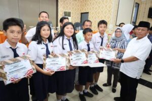 Waris Serahkan Hadiah Juara FLS2N se- Kota Tanjungbalai.