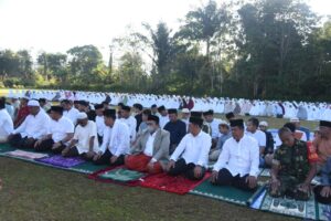 Bupati Dolly dan Keluarga Sholat Idul Adha di Arse.