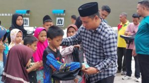 Kades Pahang Batu Bara Bantu Alat Sekolah Anak Yatim