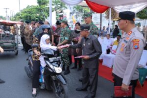 Bupati dan Forkopimda Asahan Bagikan Bendera Merah Putih Kepada Masyarakat