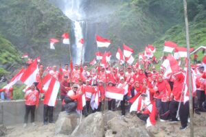 Bupati dan Forkopimda Asahan Kibarkan Bendera Merah Putih di Wisata Air Terjun Aek Songsongan 