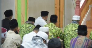 Bupati Dolly Jadi Imam Sholat Subuh di Masjid As Syuhada.