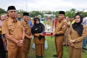 Wali Kota H.Waris Tholib Serahkan Penghargaan Prestasi Diraih Tanjungbalai.