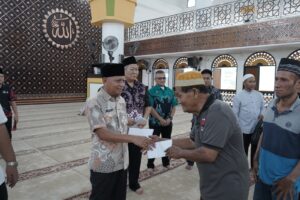 Bupati dan Wabup Asahan Serahkan Bukti Kepesertaan BPJS PBI APBD.