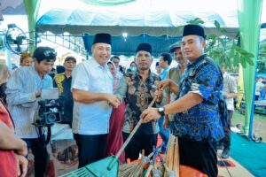 Kenduri Kampung di Desa Tanah Rendah : Bupati Zahir Pererat Silaturahmi dan Beri Bantuan.