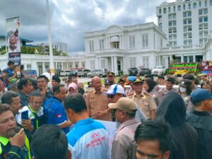 Polrestabes Medan Lakukan Pengamanan Unjukrasa Buruh di Kantor Gubernur Sumut.