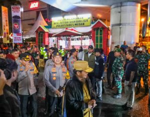 Wali Kota Medan dan Pj.Gubenur Serahkan Bingkisan Kepada Petugas Pos PAM Natal dan Tahun Baru.