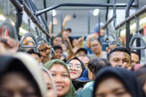 Warga Medan Antusias Naik Bus Listrik.