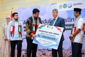 Bobby Serahkan Donasi Rp 1 Milyar Untuk Palestina.