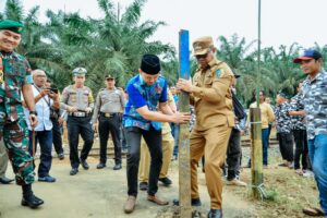 Pastikan Keamanan Perlintasan KA, Pj. Bupati Nizhamul Ganti Portal Jalan dengan Palang Pintu.