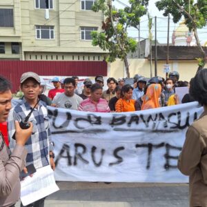 Seratusan Mahasiswa Masyarakat Aksi Damai di KPU dan Bawaslu Medan,Ada Indikasi Kecurangan.