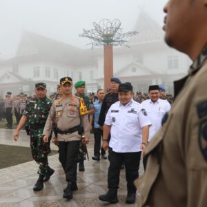 Hadiri Apel Pergeseran Pasukan Jelang Pemilu 2024, Bupati Dolly Ingatkan Petugas Bekerja Profesional.