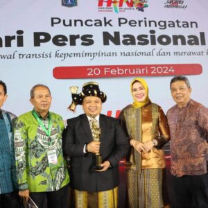 Peduli lingkungan, Bupati Dolly Raih Anugerah PWI 2024.