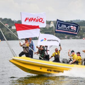 Kapolda Sumut Kibarkan Bendera Merah Putih Flag Parade Bersama Pebalap F1 Powerboat.