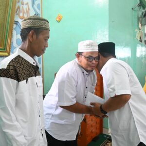 Pesantren Darul Mursyid Beri Hadiah Umroh Guru dan Karyawan.