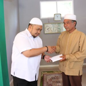 Cuti Bersama, Bupati Dolly Salurkan Zakat Mal dan Bantuan ke Warga SDH.