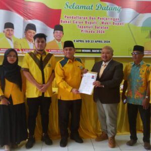 Didampingi Puluhan Tokoh, Dolly Pasaribu Resmi Daftar ke Partai Golkar.