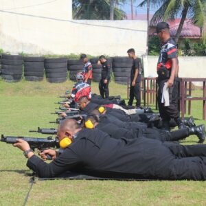 Kalapas Binjai Theo Adrianus Pimpin Petugas Latihan Menembak.