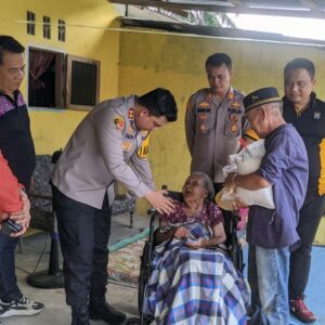 Jumat Barokah.Kapolres Batu Bara AKBP Taufiq Hidayat Thayeb Serahkan Kursi Roda Kepada Nenek Suminik.