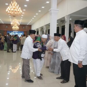 Bupati Asahan, H.Surya, Lepas 8 Calon Haji Asahan.