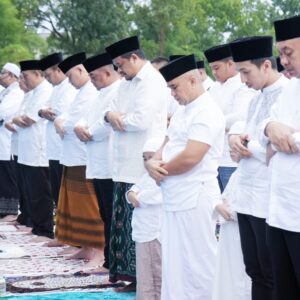 Bobby dan Keluarga Salat Iduladha di Lapangan Komplek Tasbi.