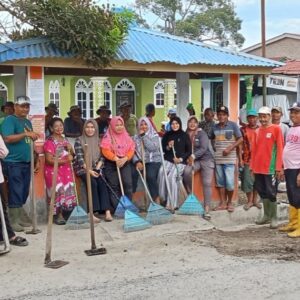 Bersama Perangkat Desa dan Kadus,Pj. Kades Tanah Tinggi Gotong Royong Bersih Bersih Jalan Desa.