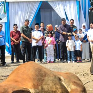 Bobby Nasution dan Keluarga Kurban 3 Sapi di Masjid Jami’ Hanifah.