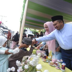 Kafilah Kabupaten dan Kota Meriahkan Pawai Taaruf MTQ Ke-39 Tingkat Provinsi Sumut.