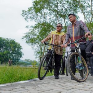 Bobby Tinjau Revitalisasi Taman Cadika Pakai Sepeda.