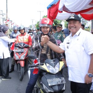 Bagi-Bagi Bendera Merah Putih di Asahan.