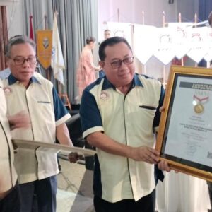 Berdedikasi Jaga Demokrasi, Prabowo Subianto Terima Pin Emas dari SMSI.