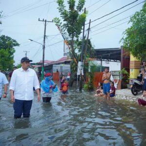 Bobby Nasution Terobos Banjir Lihat Kondisi Warga.