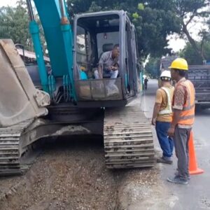 Pelaksana Proyek PT ASP Jual Tanah Galian Sirtu Jalinsum Sei Suka Menuai Protes Warga.