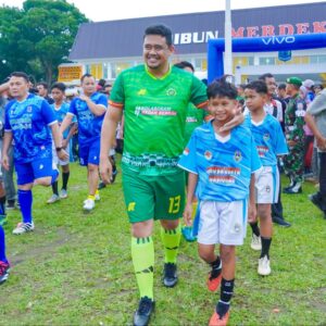 Warga Binjai Sambut Meriah Bobby Nasution di Friendly Match Silaturahmi Kolaborasi.