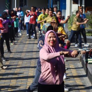 Kalapas Perempuan Bandung Yekti Apriyanti Senam Bersama Petugas dan Warga Binaan.