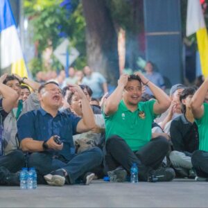 Bobby Nasution & Ribuan Warga Lesehan Nobar Timnas Indonesia vs Australia.