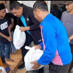 Pj Bupati Batu Bara Pimpin Gotong Royong Massal di Desa Tanah Tinggi, Santuni Anak Yatim dan Jompo.