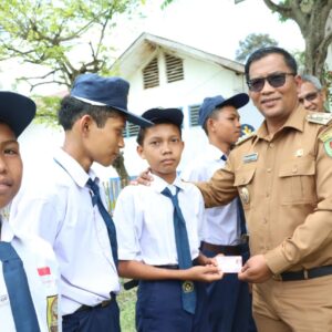 Plt Bupati Tapsel Bagikan KIA ke Siswa SDN 100313 dan SMPN 4 Angkola Timur.