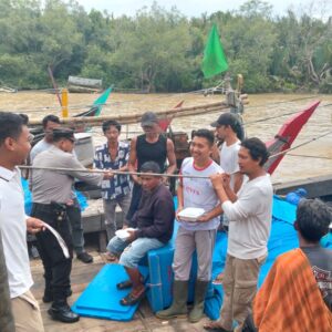 Kapolsek Medang Deras AKP Abdi Tansar Makan Bersama Dengan Puluhan Nelayan.