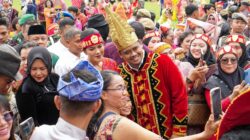 Bobby Nasution Peringati Hari Guru Bersama Belasan Ribu Guru Berbusana Tradisional.