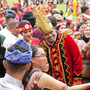 Bobby Nasution Peringati Hari Guru Bersama Belasan Ribu Guru Berbusana Tradisional.