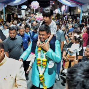 Bobby Gendong Anak Hadiri Perayaan Deepavali.