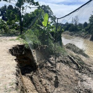 Lapangan Gang Pantai Kampung Lalang Medan Terancam Akibat Abrasi.