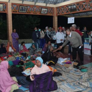 Bupati Dolly Tinjau Pengungsi Korban Banjir di Tantom Angkola.